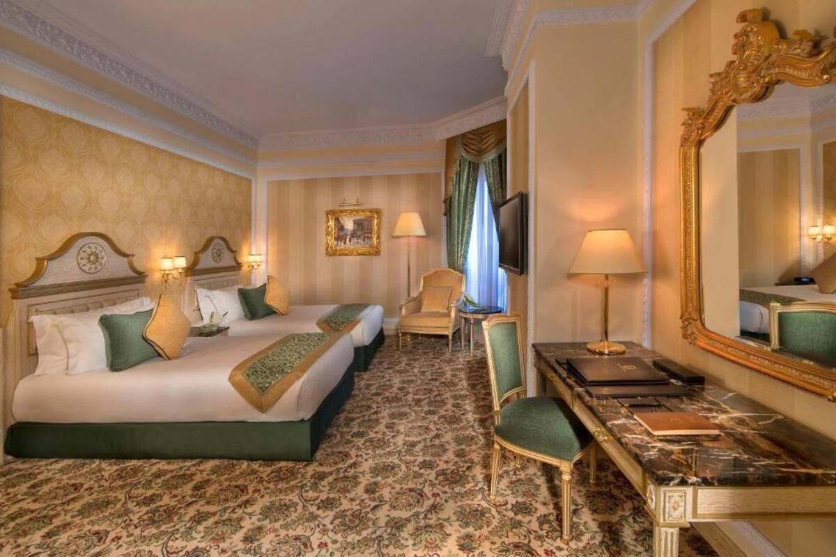 Luxe beddengoed, een minibar, een kluis op de kamer, een bureau