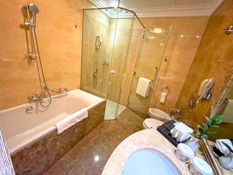 Royal Rose Abu Dhabi, a Curio by Hilton Affiliated Hotel - Image 45