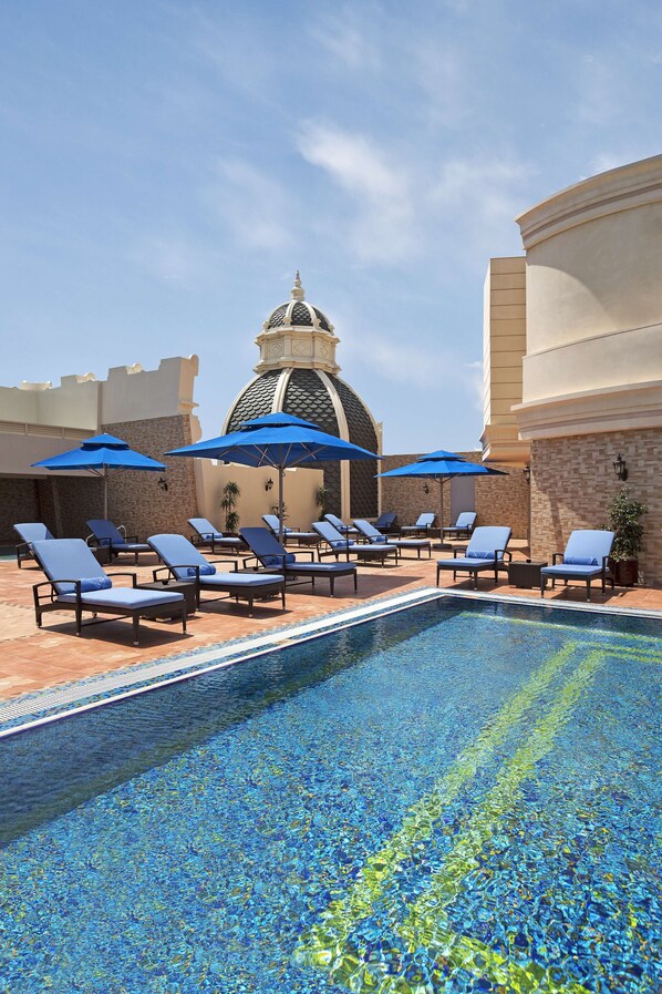 Außenpool, geöffnet von 08:00 Uhr bis 19:00 Uhr, Sonnenschirme