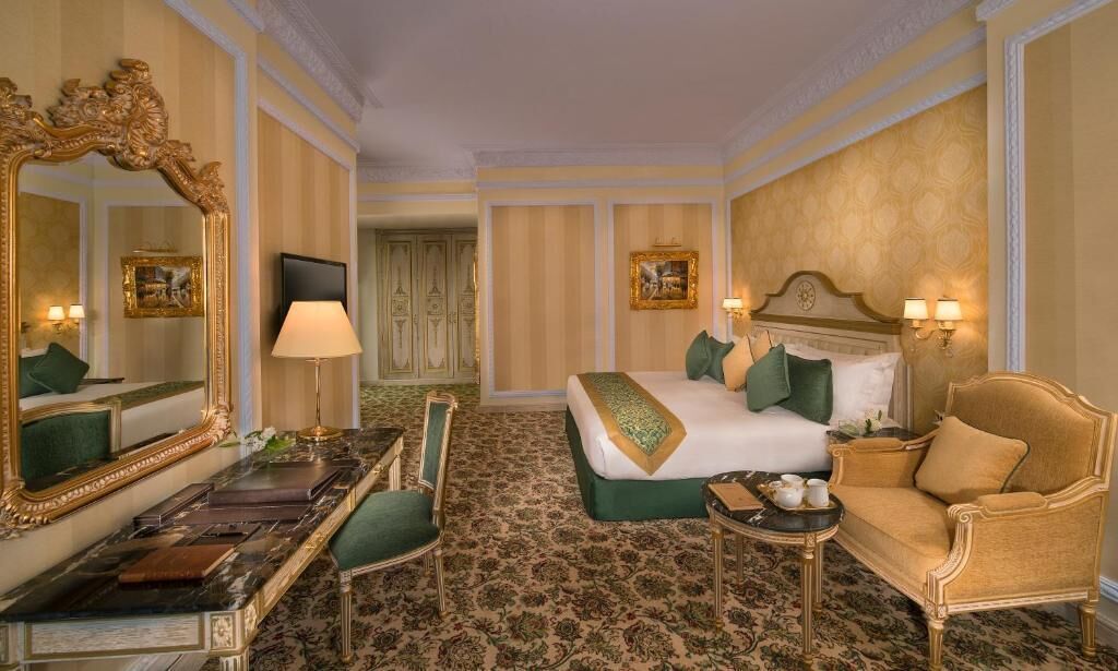 Roupas de cama premium, frigobar, cofres nos quartos