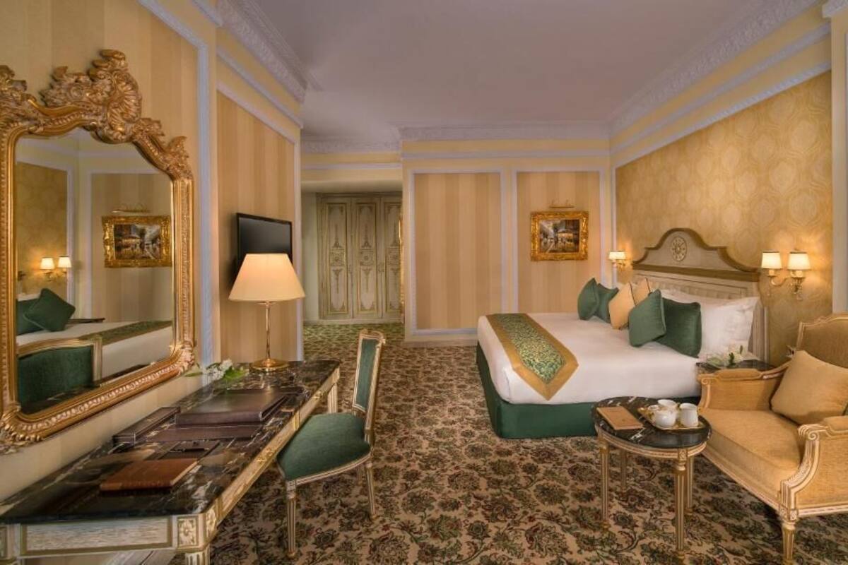 Luxe beddengoed, een minibar, een kluis op de kamer, een bureau