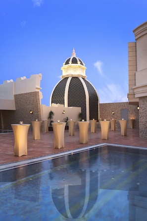 Piscine extérieure, parasols de plage, chaises longues