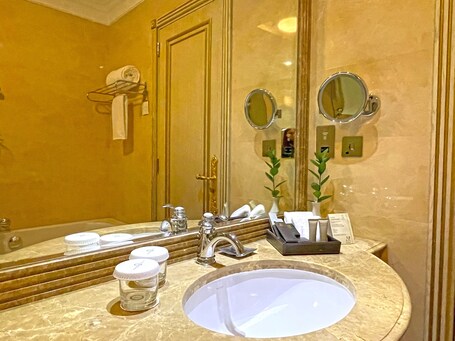 Royal Rose Abu Dhabi, a Curio by Hilton Affiliated Hotel - Image 23