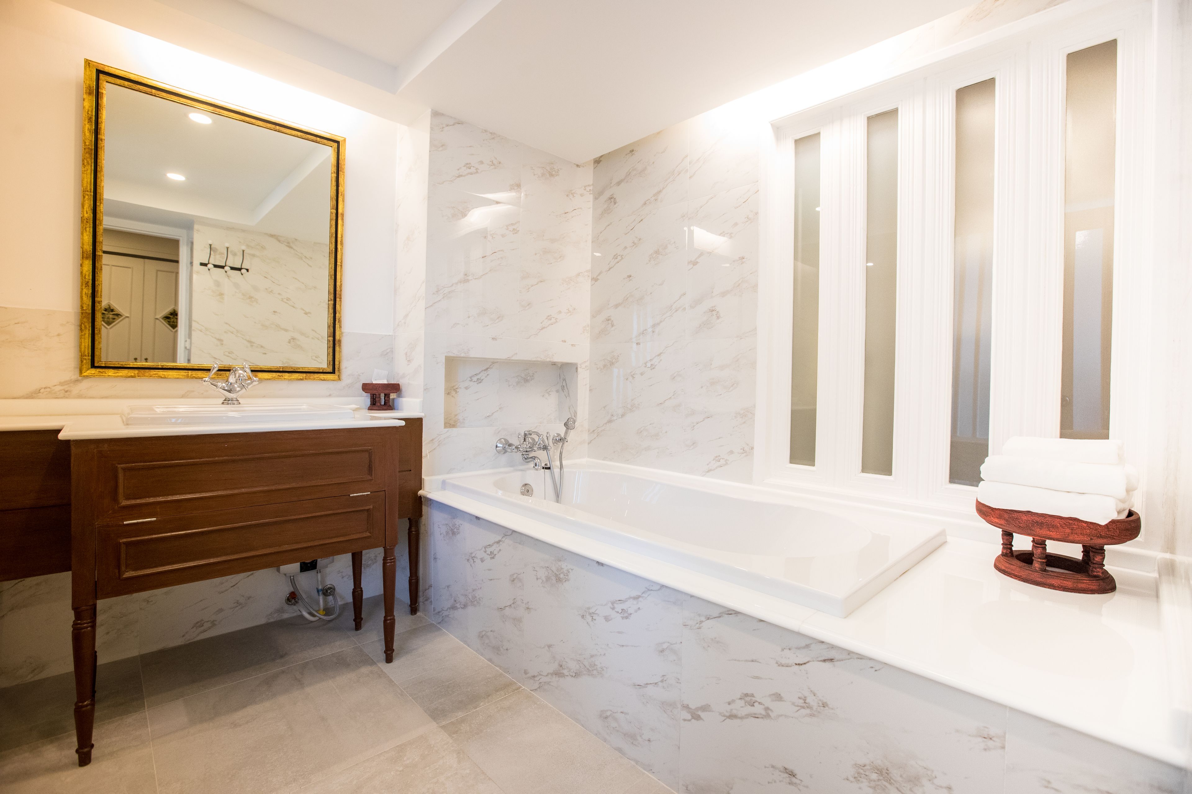 victoria suite double bed | bathroom | free toiletries, hair dryer, towels, soap