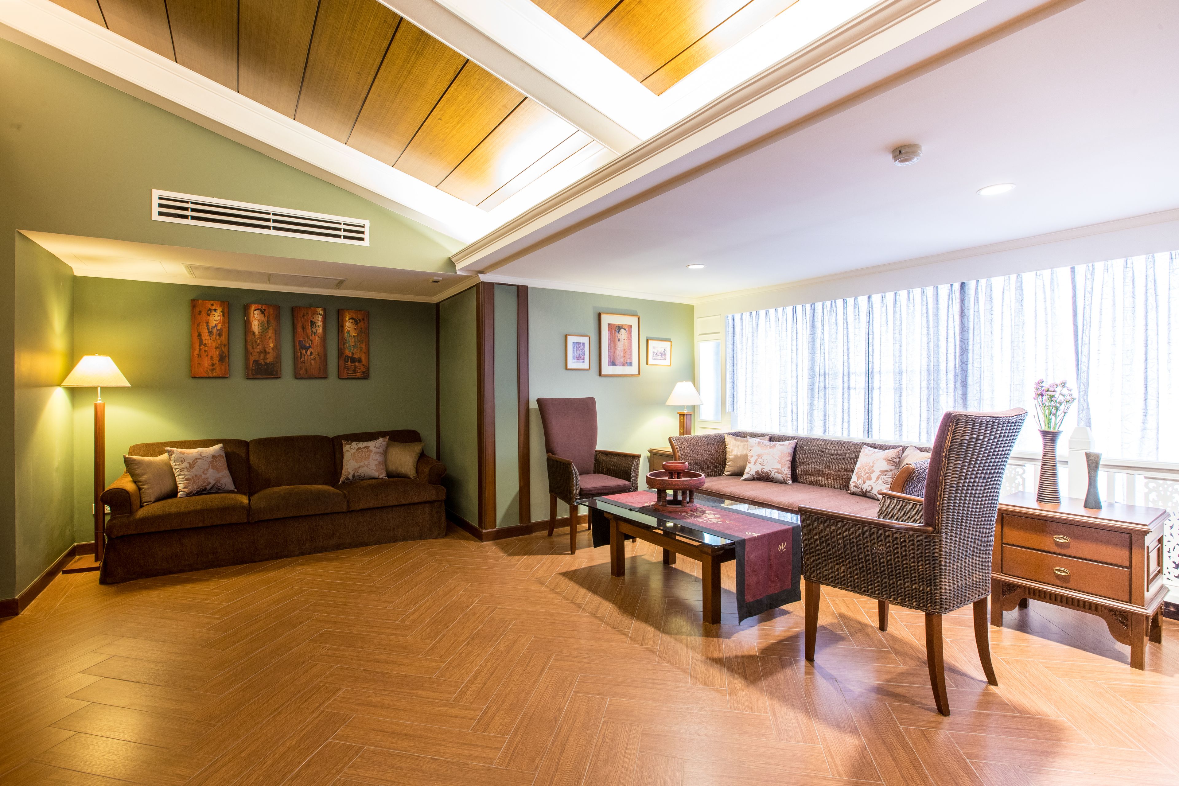 presidential suite, 2 bedrooms, bathtub, mountain view | living room | 40-inch tv with cable channels