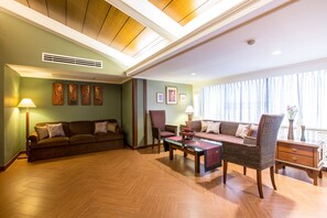 Suite présidentielle, 2 chambres, baignoire, vue sur la montagne | Salle de séjour | Téléviseur de 40 po avec télévision par câble