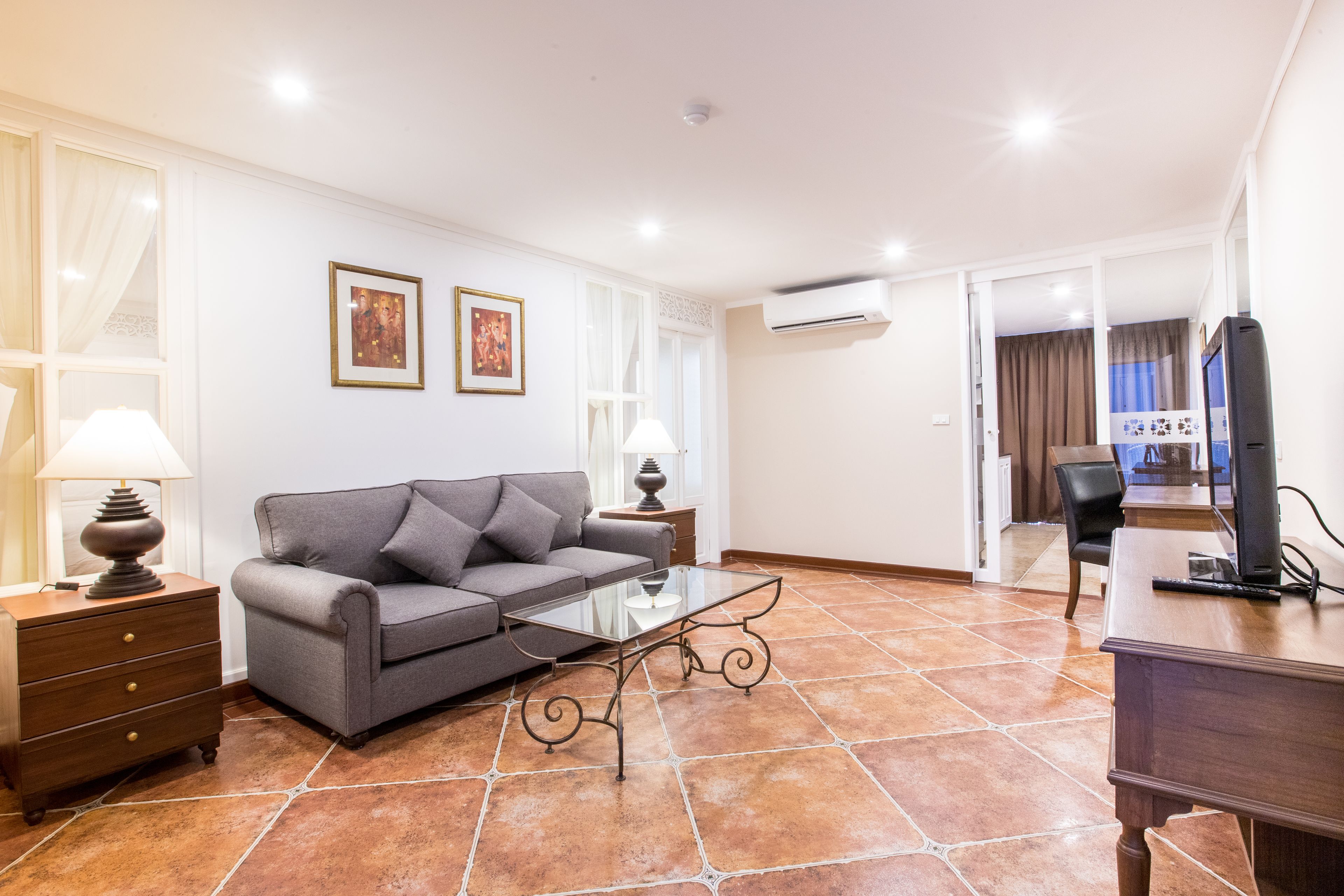 victoria suite double bed | living room | 40-inch tv with cable channels