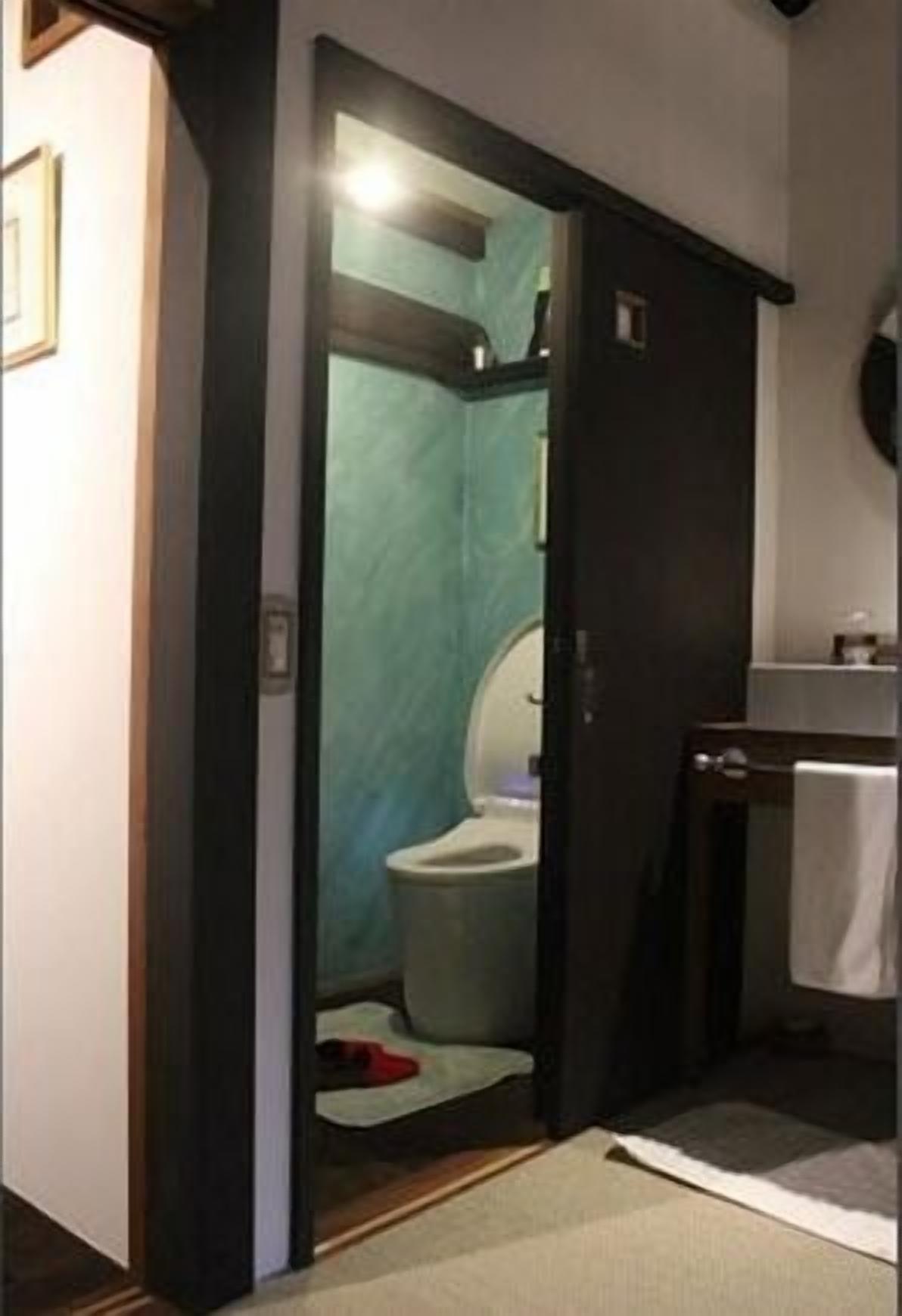 Une petite salle de bain avec des toilettes, un lavabo et un miroir.