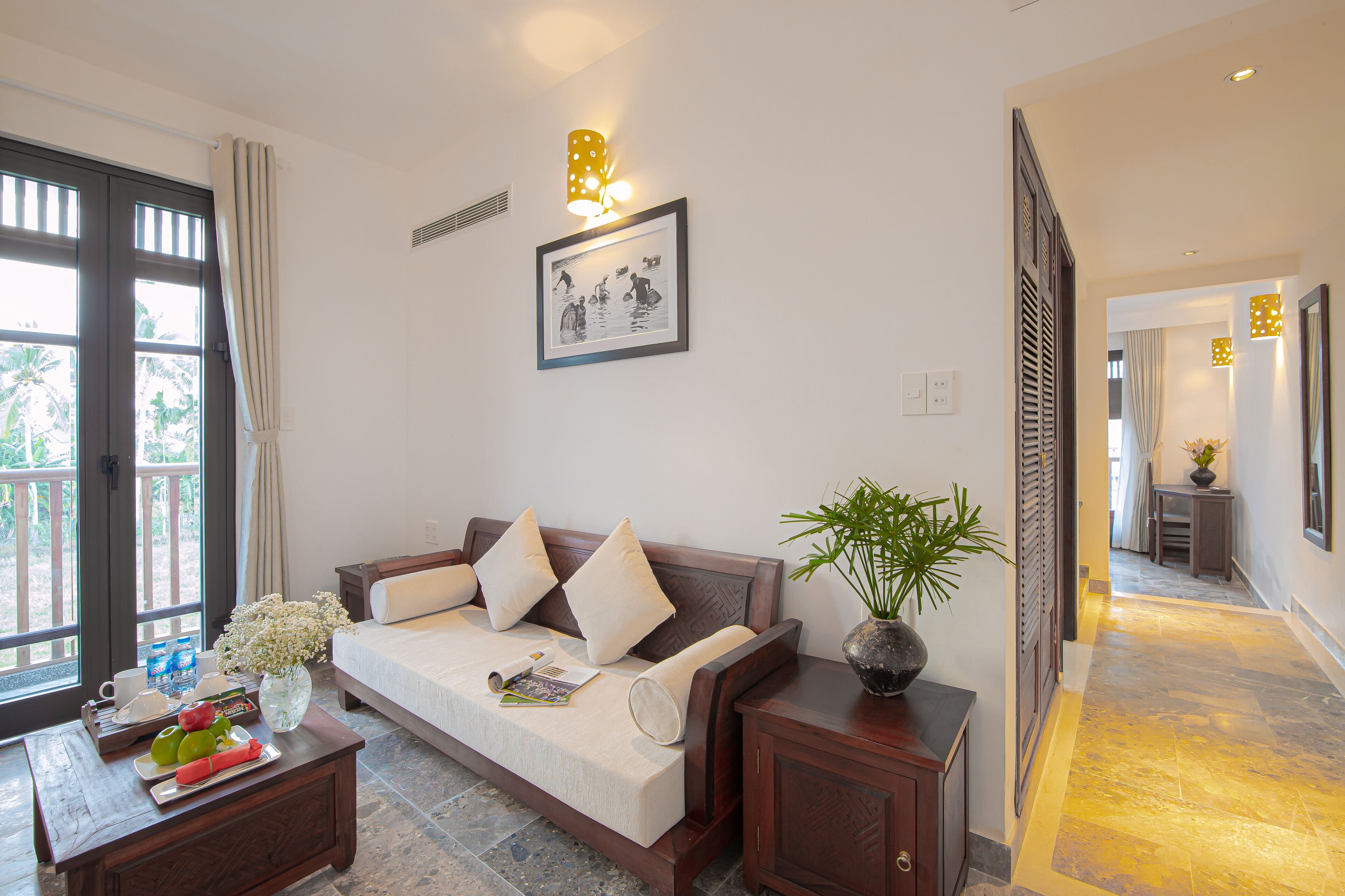 junior suite, garden view | living room | 26-inch lcd tv with cable channels, tv, computer