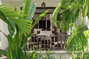 Deluxe Room, Garden View | Peralatan tempat tidur hipoalergenik, bar mini, peti besi dalam bilik 