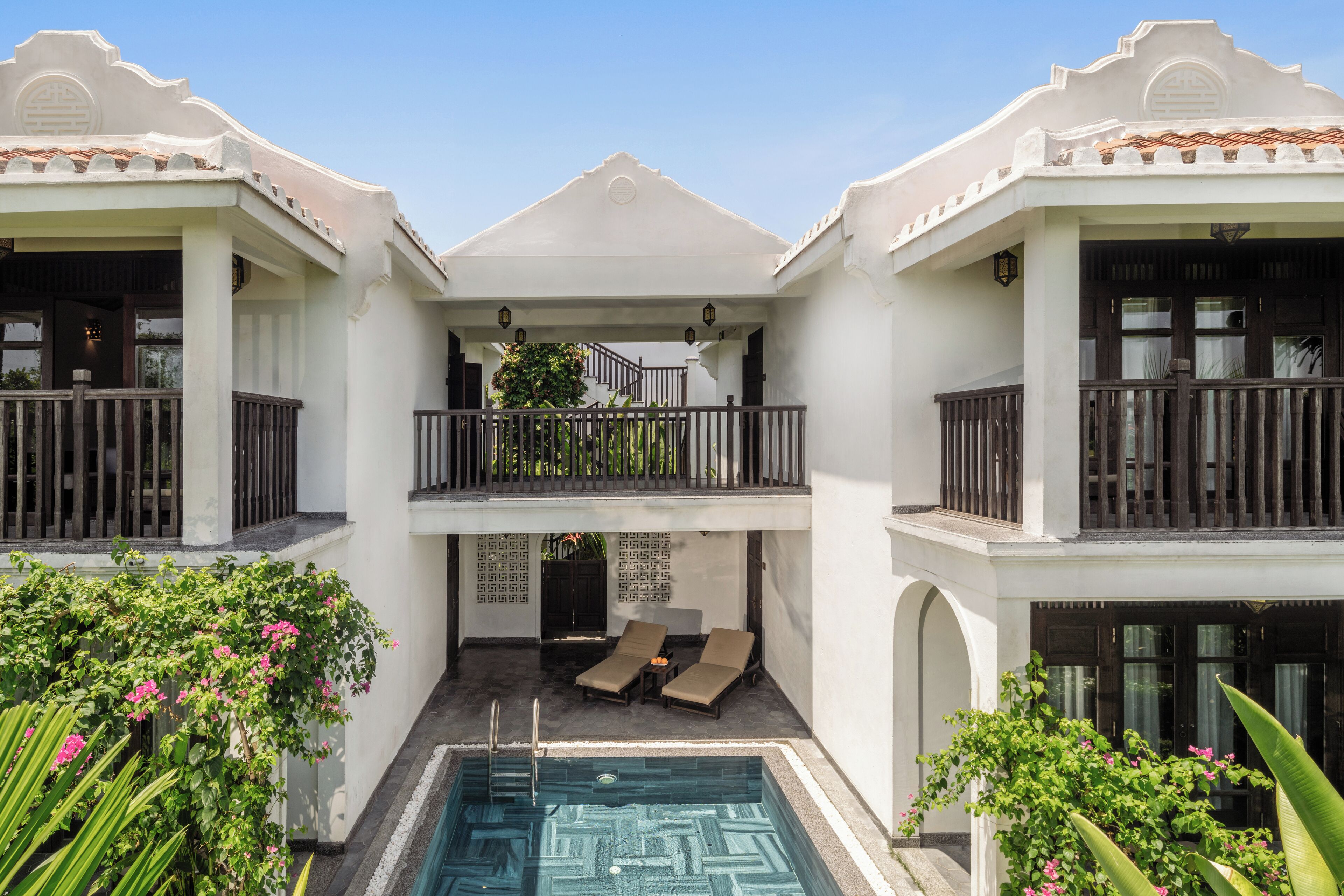 Hypo-allergenic bedding, minibar, in-room safe, desk