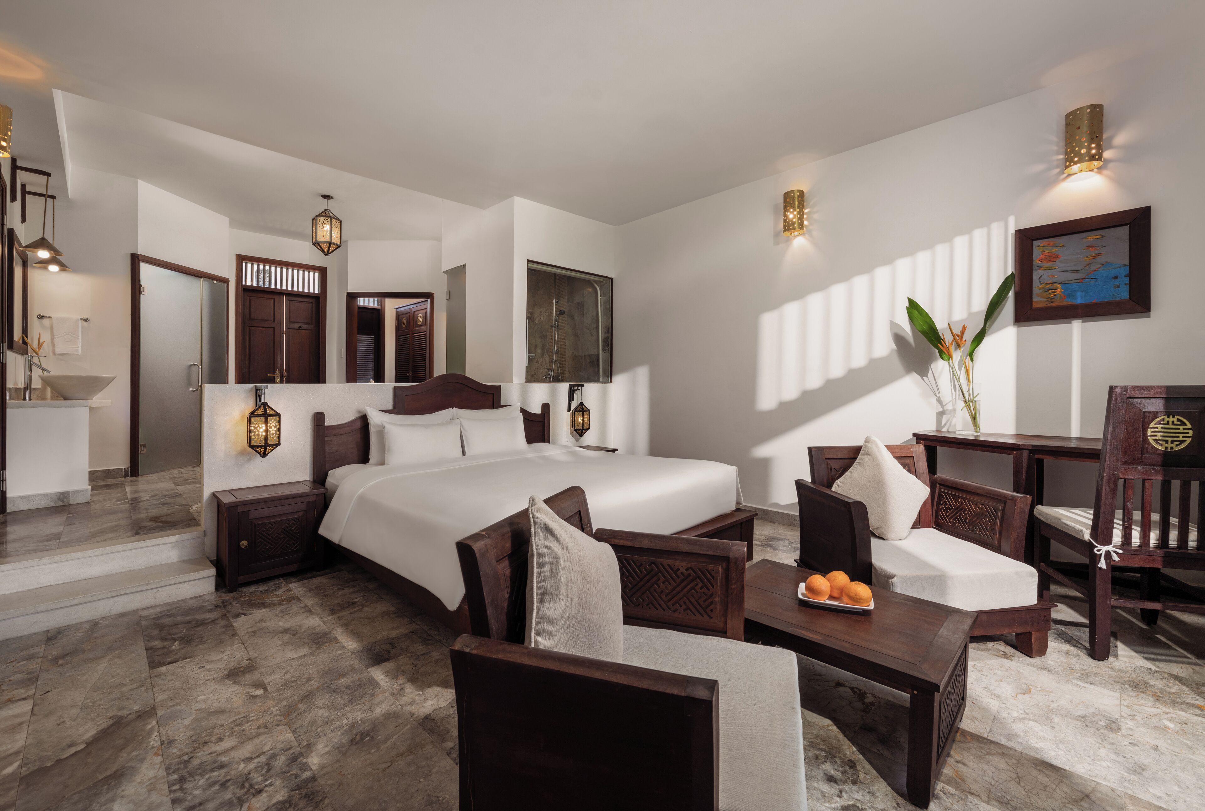 Hypo-allergenic bedding, minibar, in-room safe, desk