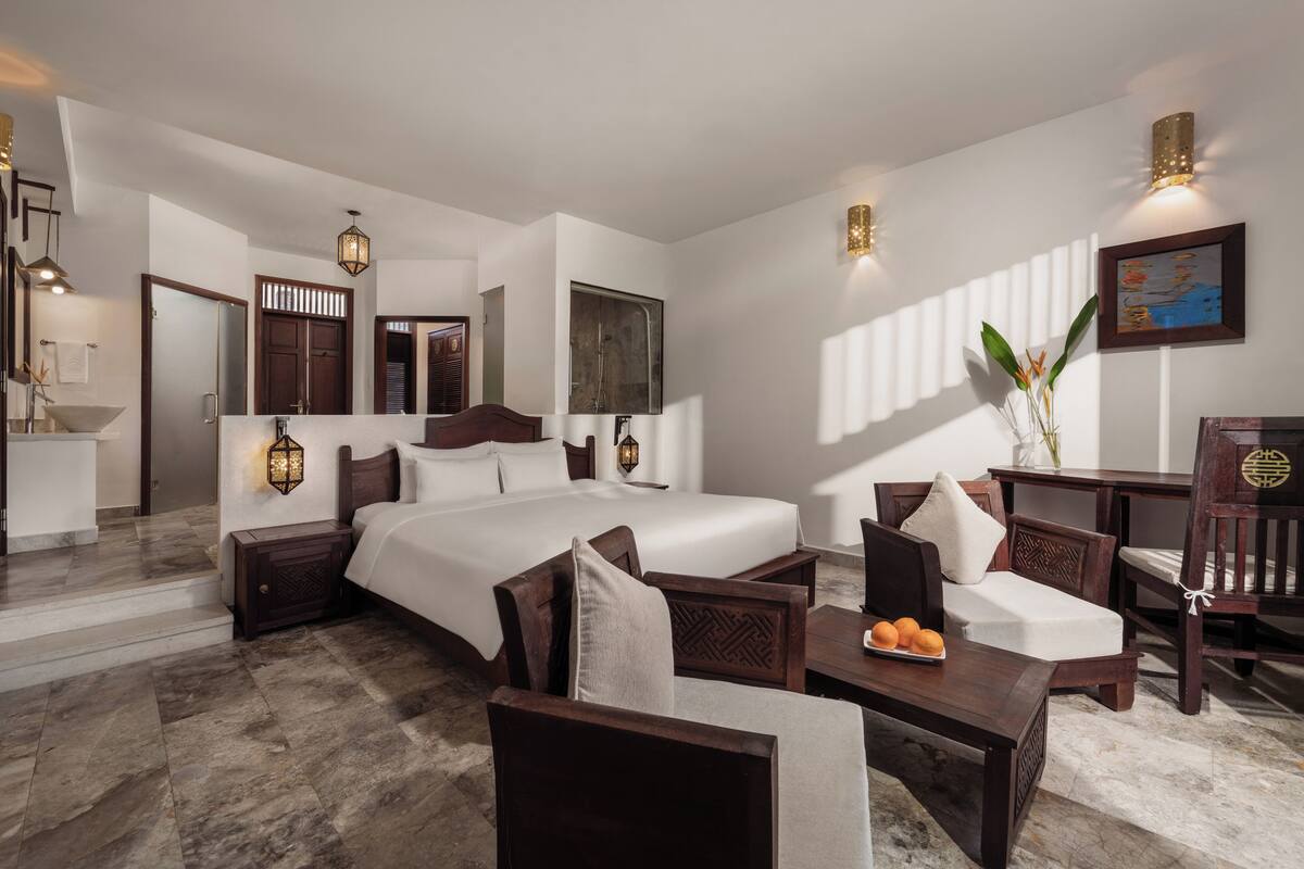 Hypo-allergenic bedding, minibar, in-room safe, desk