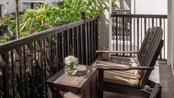 Deluxe Room, Garden View | Hypo-allergenic bedding, minibar, in-room safe, desk