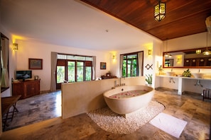 Suite junior, vistas al jardín | Bañera profunda