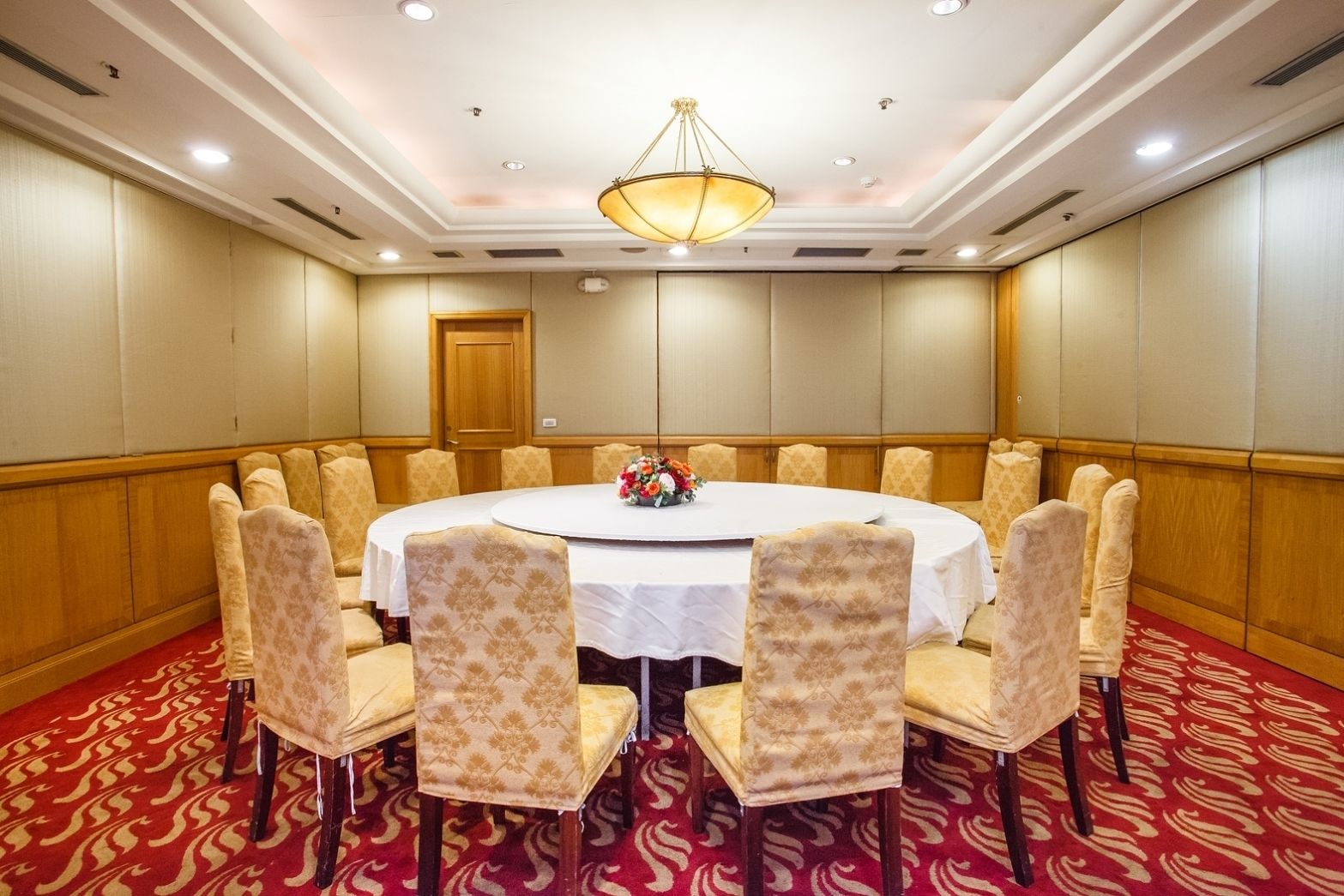 2 restaurants, lunch, dinner served; local cuisine