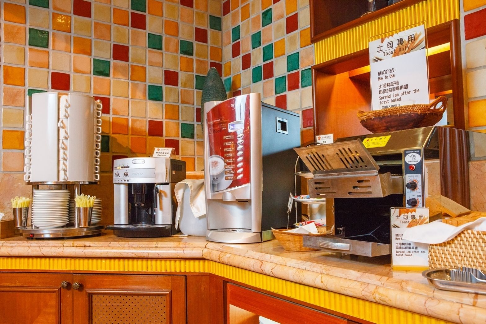 daily self-service breakfast (twd 308 per person)