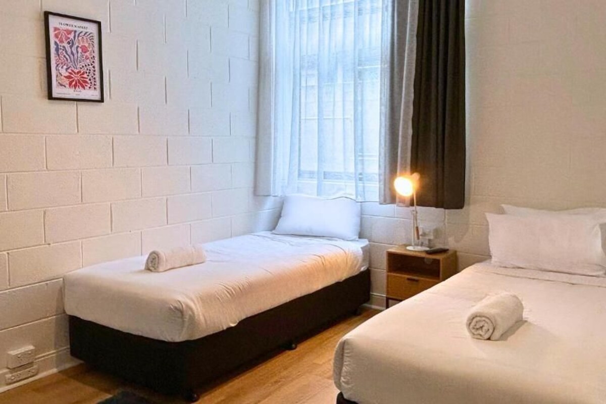 Twin Ensuite Room | WiFi (free), bed sheets