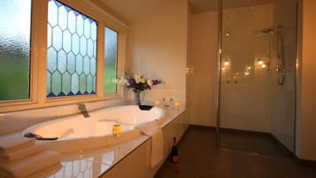 Cottage | Kamar mandi | Perlengkapan kamar mandi ramah lingkungan, pengering rambut, dan handuk