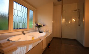 Cottage | Badkamer | Milieuvriendelijke toiletartikelen, een haardroger, handdoeken, zeep