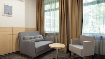 Colchones con pillow-top, minibar y caja de seguridad en la habitación