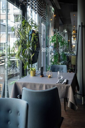 供应午餐和晚餐