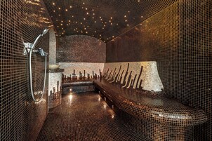 加厚床垫、迷你吧、客房内保险箱、办公桌