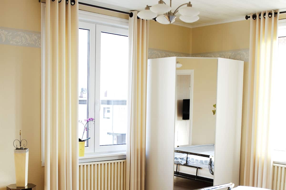 1 bedroom, desk, iron/ironing board, cribs/infant beds
