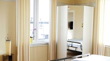1 soveværelse, skrivebord, strygejern/strygebræt