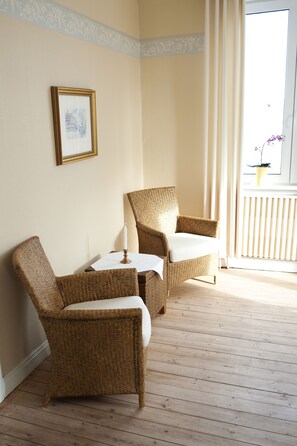 Suite – classic, 1 dobbeltseng | Oppholdsområde | Flatskjerm-TV