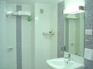 Shower, free toiletries, hair dryer, slippers - Hotel Pacific (Srinagar)