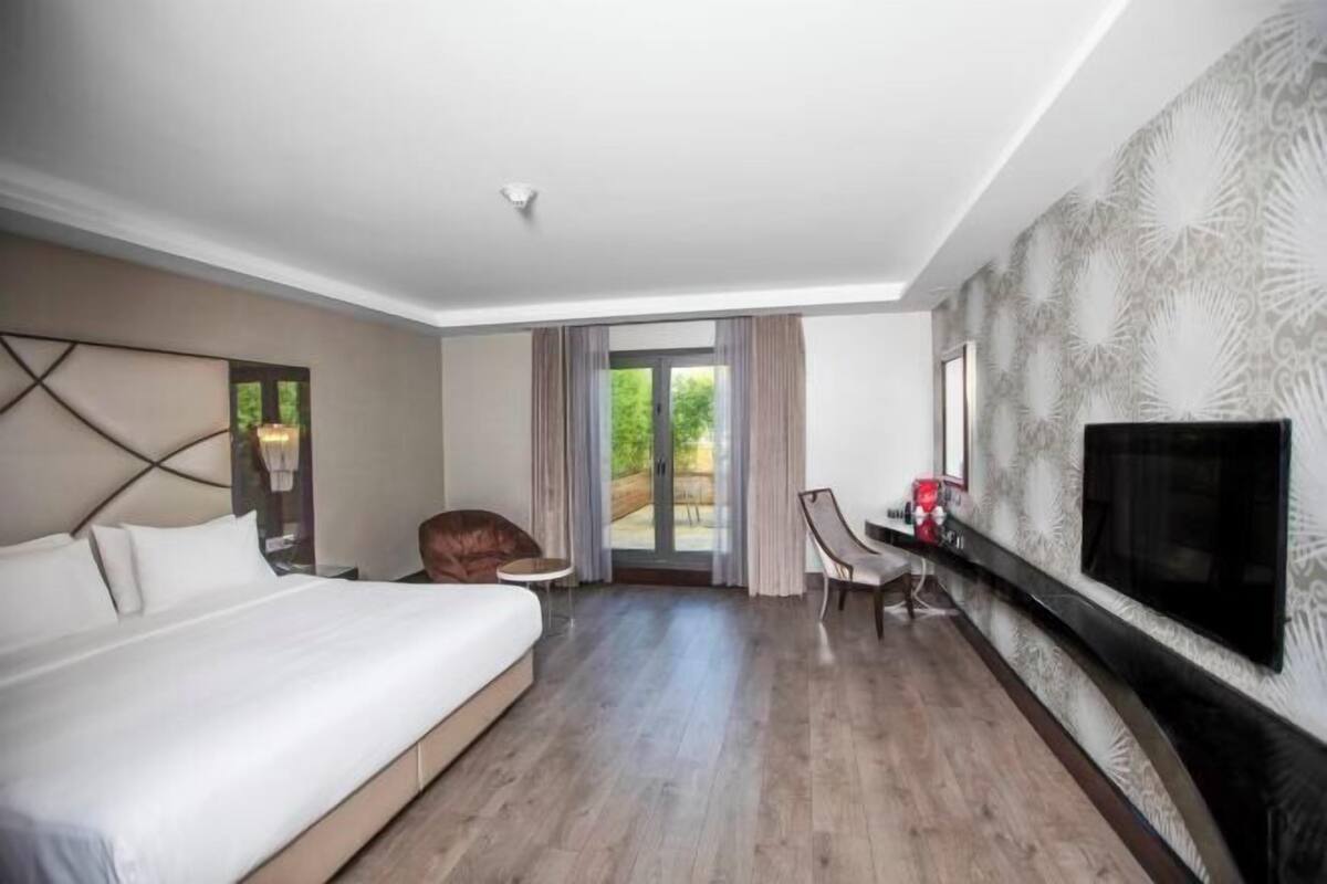 Premium bedding, in-room safe, desk, laptop workspace