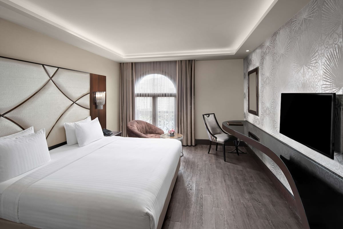 Double or Twin Room, 1 Katil Raja (King) | 1 bilik tidur, peralatan tempat tidur premium, peti besi dalam bilik
