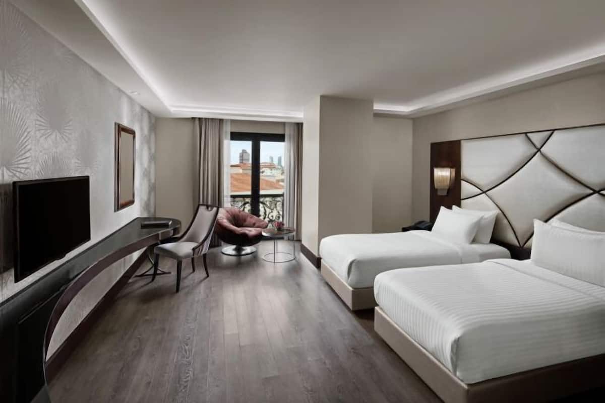 Premium bedding, in-room safe, desk, laptop workspace