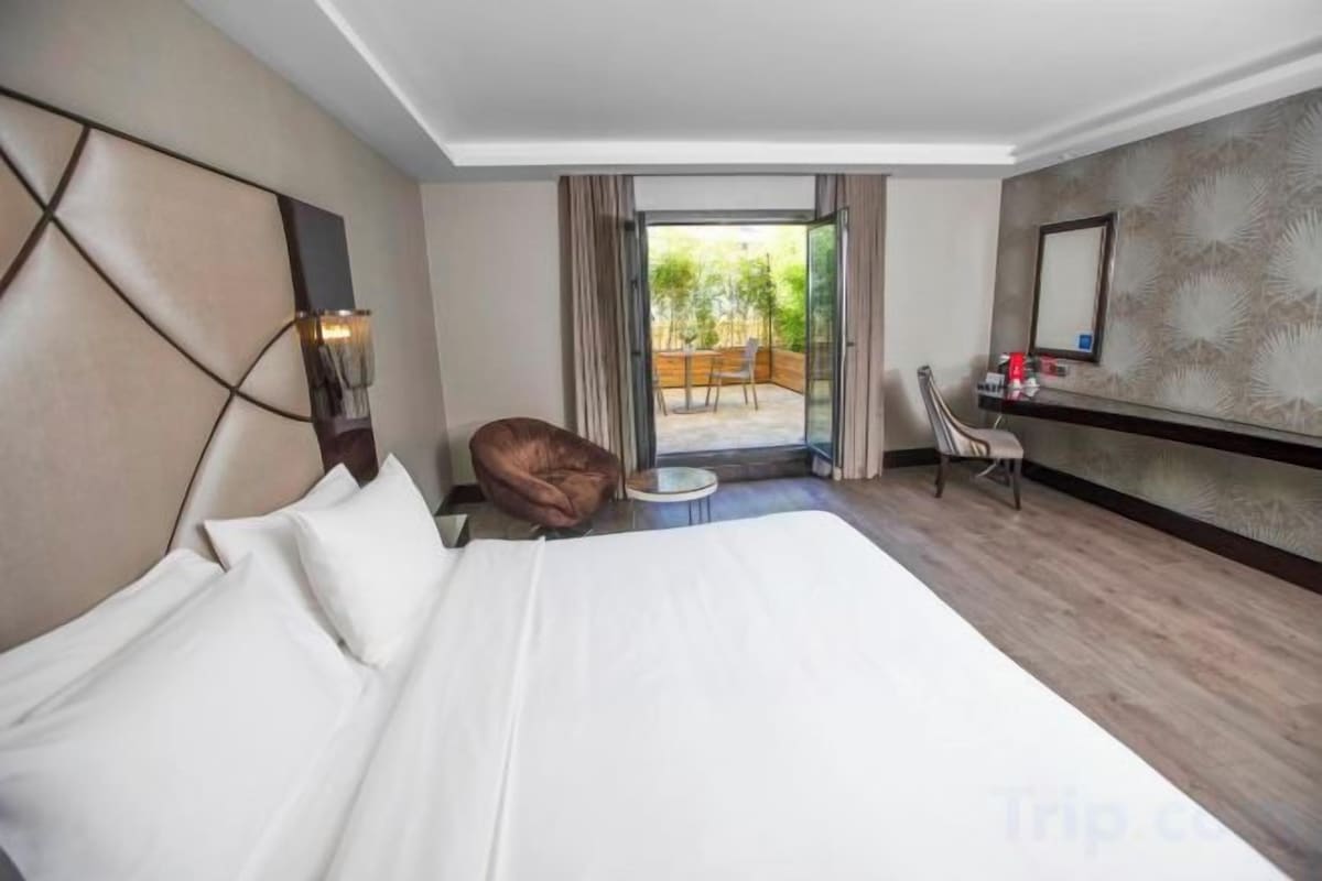 Premium bedding, in-room safe, desk, laptop workspace