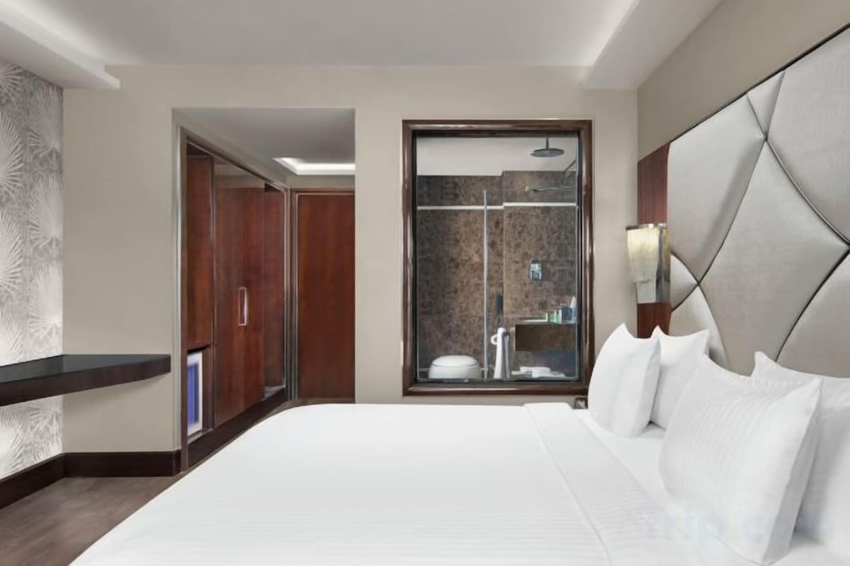 Premium bedding, in-room safe, desk, laptop workspace