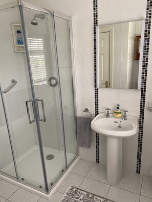 Shower, hair dryer, towels - Ashbrook (Killarney)