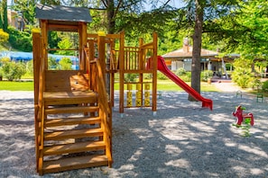 Zona de jocs infantil: a l'aire lliure