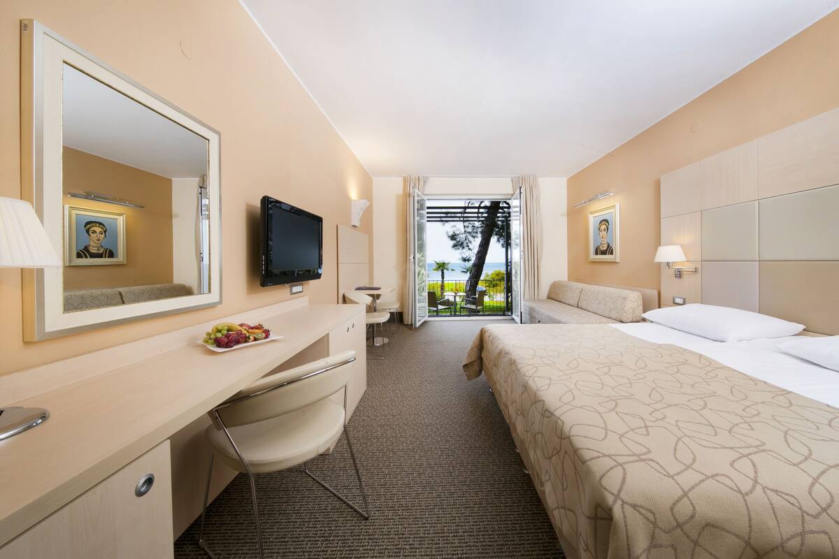 Minibar, in-room safe, blackout drapes, WiFi (free)