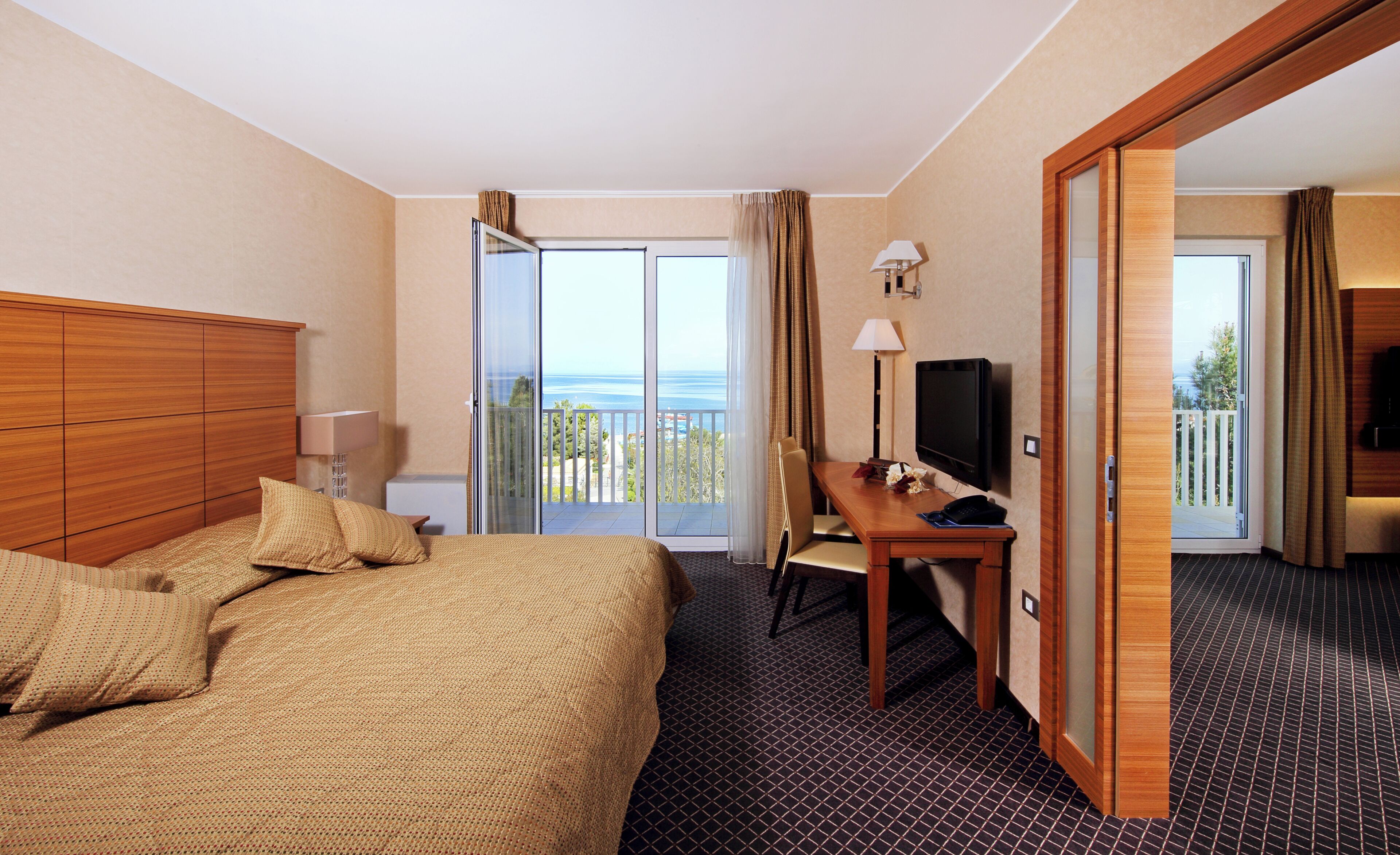 Executive Room | Minibar, in-room safe, desk, blackout drapes