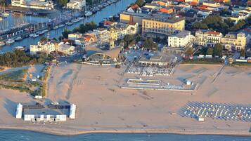 Beach nearby, white sand, beach volleyball, beach bar