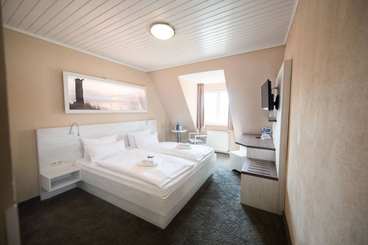 Double Room | Hypo-allergenic bedding available, in-room safe, blackout drapes