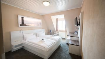 غرفة مزدوجة | ملاءات للفراش لا تسبب الحساسية وخزنة داخل الغرفة وطراز فريد لكل وحدة