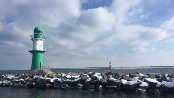 بالقرب من الشاطئ، رمال بيضاء، كرة طائرة على الشاطئ، بار على الشاطئ