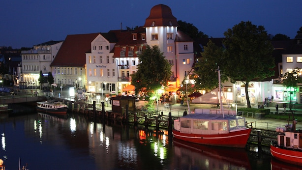 Front of property - evening/night - Hotel Am Alten Strom (Rostock)