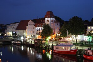 Front of property - evening/night - Hotel Am Alten Strom (Rostock)
