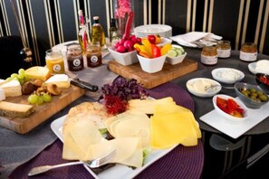 Desayuno buffet (EUR 18 por persona) 