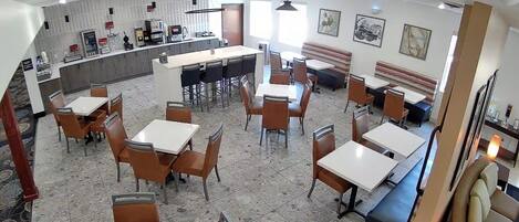 Un restaurant doté de plusieurs espaces de restauration, d’un comptoir et d’un bar.