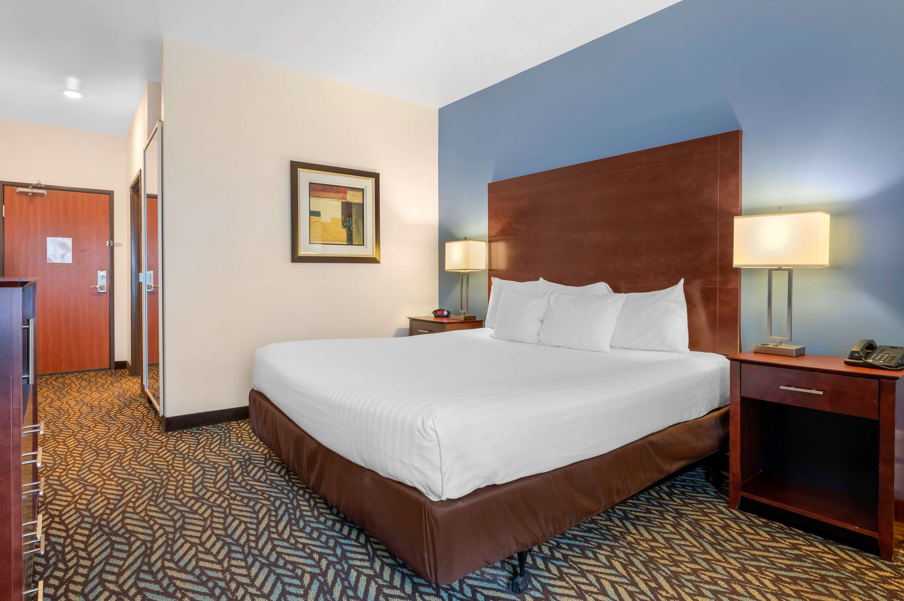 standard room, 1 king bed, accessible, non smoking (walk-in shower) | iron/ironing board, free wifi, bed sheets