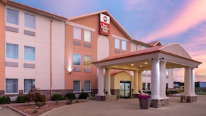 Un hôtel doté d’une entrée couverte, de nombreuses fenêtres et d’une enseigne indiquant qu’il fait partie du réseau Best Western Plus.